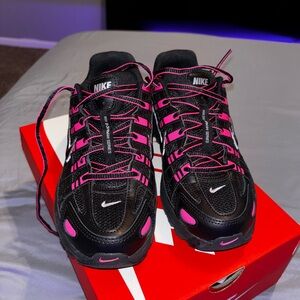 Nike P-6000 Size 5.5Y black & pink